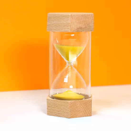 Hölzerne Sanduhr mit individuellem Logo